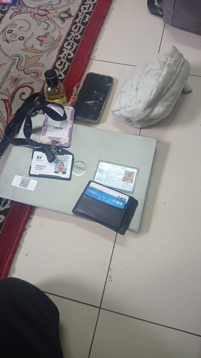 Guys, dari info yang beredar… 
Ada kabar soal seorang perempuan bernama Arinjani Sari yang sebelumnya sempat dinyatakan hilang setelah terakhir terlihat di area kereta arah Bekasi. 

Barang-barangnya ditemukan di stasiun, tapi saat itu orangnya belum ditemukan, sempat bikin