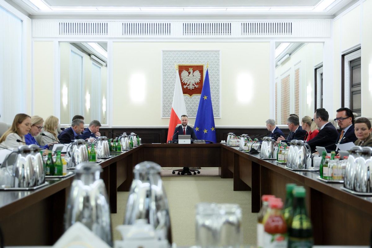 MAPGOVPL's tweet image. ‼️#RadaMinistrów przyjęła dziś projekt uchwały, która umożliwi uruchomienie pomocy dla @jsw_sa, w celu ustabilizowania jej sytuacji. 
W posiedzeniu uczestniczył minister #MAP @wbalczun. 

⚒  Uchwała w sprawie przyjęcia „Programu #wsparcia sektora #górnictwa węgla kamiennego