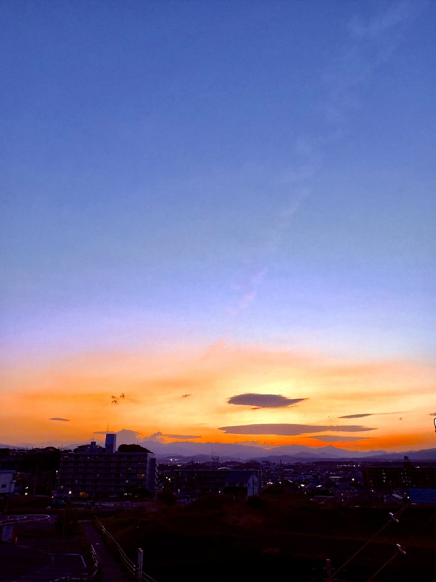 k2575ya06h011's tweet image. アウトレットにおでかけです🙌🏻
GW SALEもやってて 楽しかった️️🩵

まず向かったのは #Starbucks My Fruits3を飲みに店内へ🍓
自分のカスタムフラペチーノが飲めて美味しかったです😋
今日の大きい買い物は T-faLの炊飯もでき圧力料理？ができる鍋😆

帰りは綺麗な夕焼けもみてきたしました😊