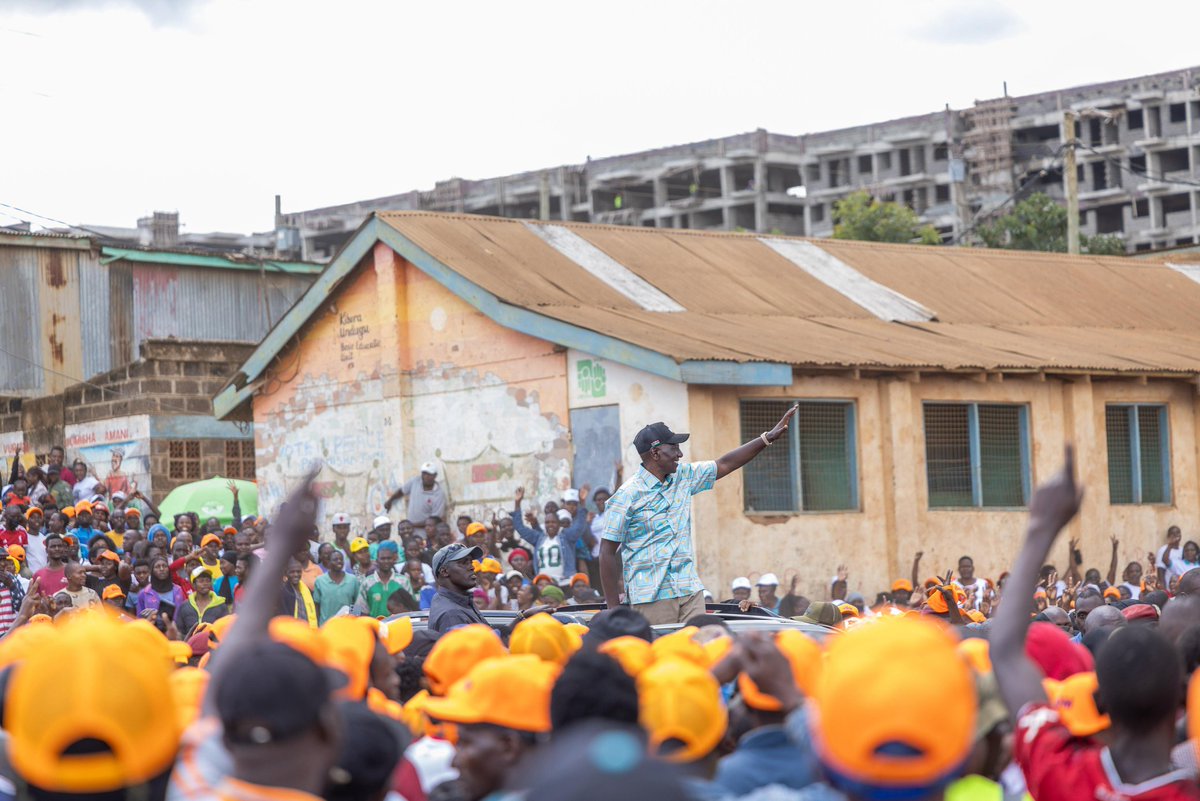 WilliamsRuto's tweet photo. Inspected the ongoing construction of the 4,600-unit Soweto Affordable Housing Project, Lang’ata Constituency, Nairobi. Shortly, we will break ground for the construction of another 15,000 homes in Kibra. https://t.co/z3JHlZfo3Y