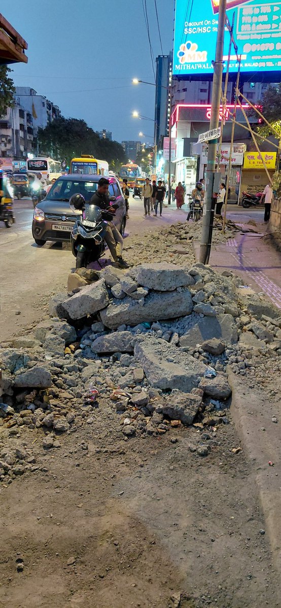 1NARENDRA's tweet photo. When will this debri be picked near the footpath of Malad west sv road Daruwala Compound @mybmc @mybmcWardPN @mybmcWardPS https://t.co/Wq0ousMLsd