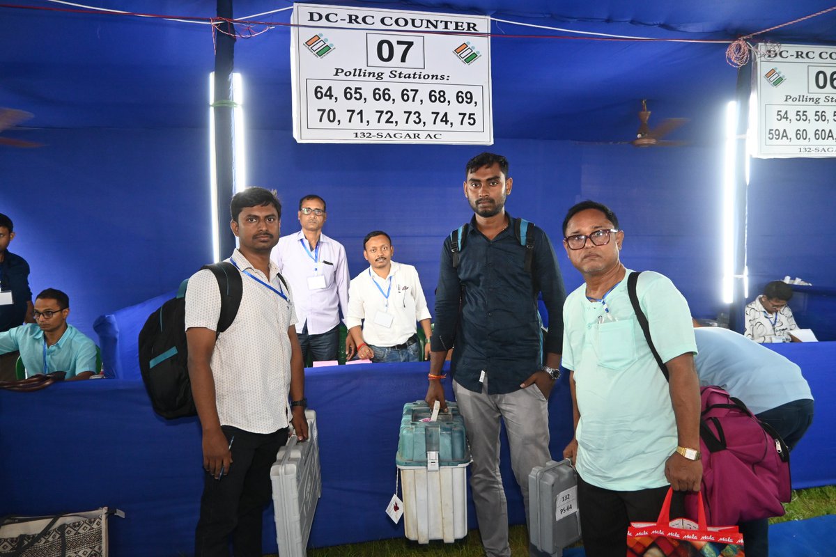 CEOWestBengal's tweet image. Ready for Duty!
Polling parties depart for tomorrow’s Phase 2 election at South 24 Parganas district of West Bengal.
#WBLA2026 #Phase2
@ECISVEEP
@SpokespersonECI
@PIBKolkata
@airnews_kolkata
@DEOS24pgs