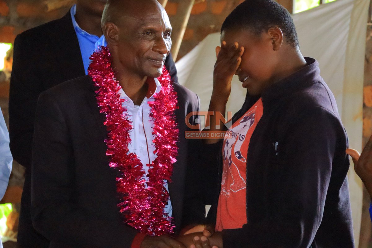 GetembeTV's tweet image. A man, Evans Birundu, from Botondo Village returns home after 20 years in prison, welcomed with joy as a transformed man and now an SDA church elder. 
#Redemption #Homecoming #KenyaNews #Inspiration #kisiinews #getembedigital