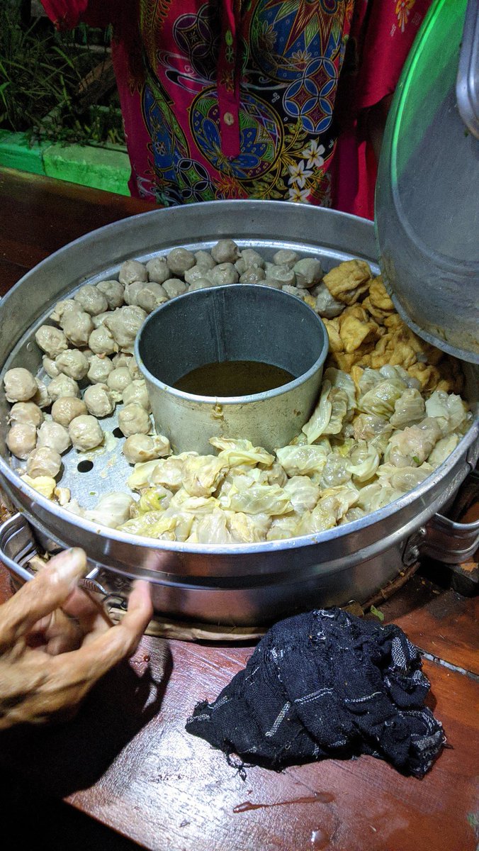 rahfikaa's tweet photo. cuma bakso tp bakso ini tu banyak memori di keluargaku njir☹️☹️☹️, kesukaan mbahbukku, trs waktu jaman" keluarga sepupu masih deket, masih sering main sini pasti beli ini kl lewat https://t.co/yX2VgMELcM