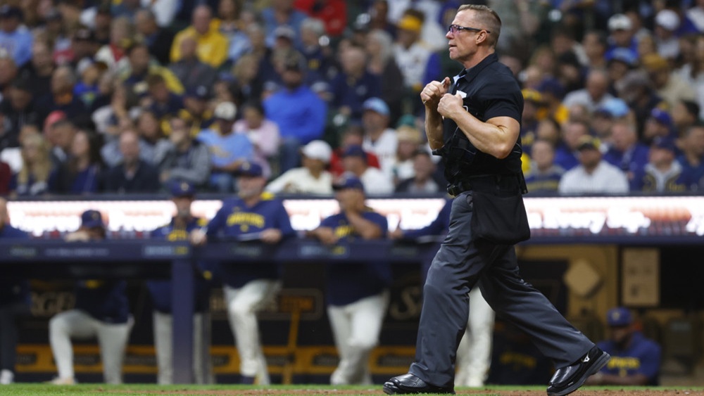 FantasyGuruSite's tweet image. Elite Mafia – @PatioJoeRef highlights pitchers worth targeting in seasonal #FantasyBaseball formats, points out strong #MLB #DFS plays, and identifies strikeout props that may present value based on the home plate umpire 🤑

2026 MLB Umpire Report – Tuesday’s Strike Zone