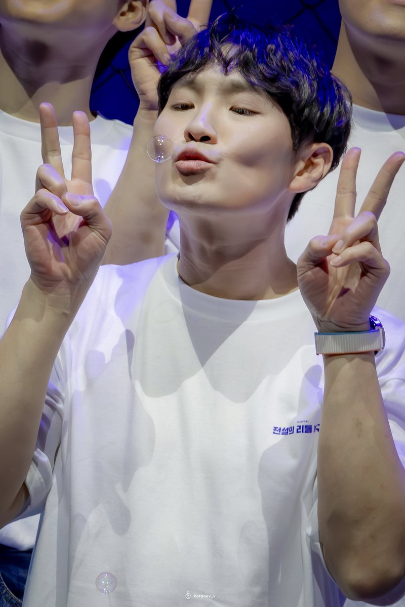 Rotanev_v's tweet photo. 260427 뮤지컬 전설의 리틀 농구단 콘서트 포토타임

#김대현 배우님

🫧😚 https://t.co/OxxLftBXER