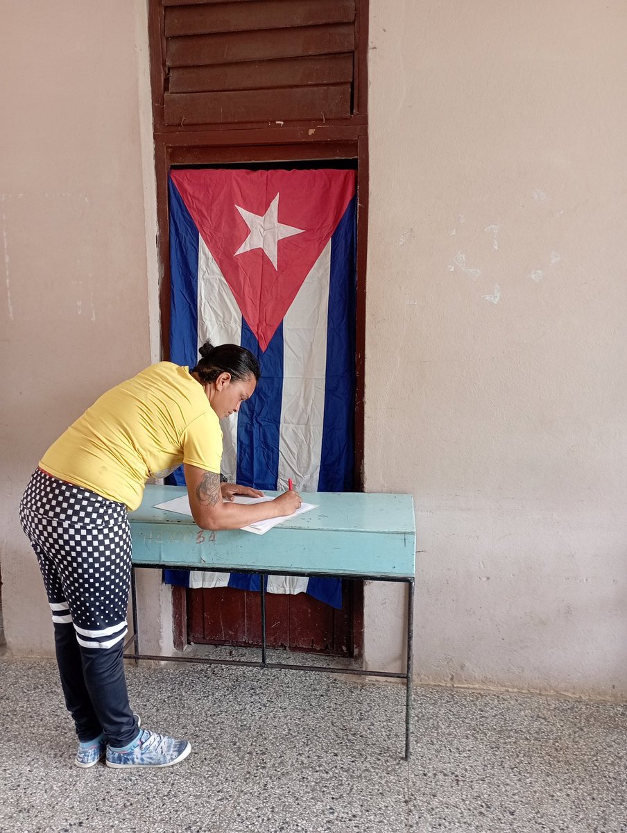 livanfierro's tweet photo. Trabajadores de la Dirección de Trabajo Ciénaga de Zapata respaldaron este lunes la declaración del Gobierno Revolucionario con «Mi firma por la patria», expresaron su apoyo a la defensa de la soberanía nacional, a la vez que ratificaron la vocación de paz del pueblo. https://t.co/e3mTqSCHrA