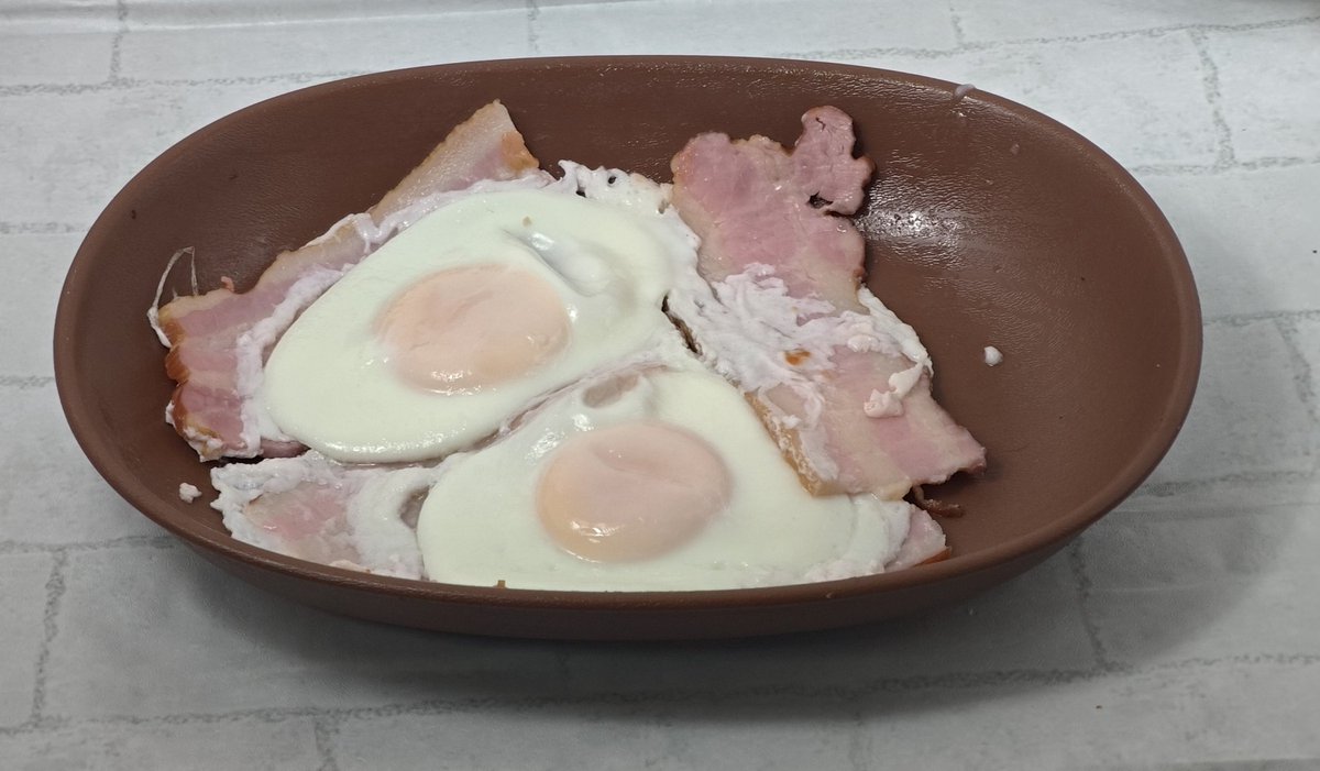 akiraani1's tweet photo. 物撮りボックス試運転に、晩ご飯の���ーコンエッグ。
ライティングはこんなものかな。 https://t.co/jEEozP09Fu