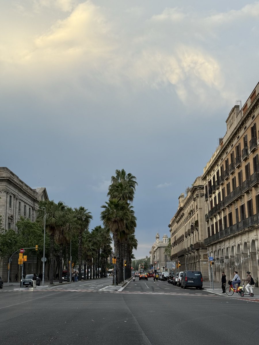 walaafb's tweet photo. Sun, streets, and Barcelona vibes ☀️🌴 https://t.co/hPitfFgRmO