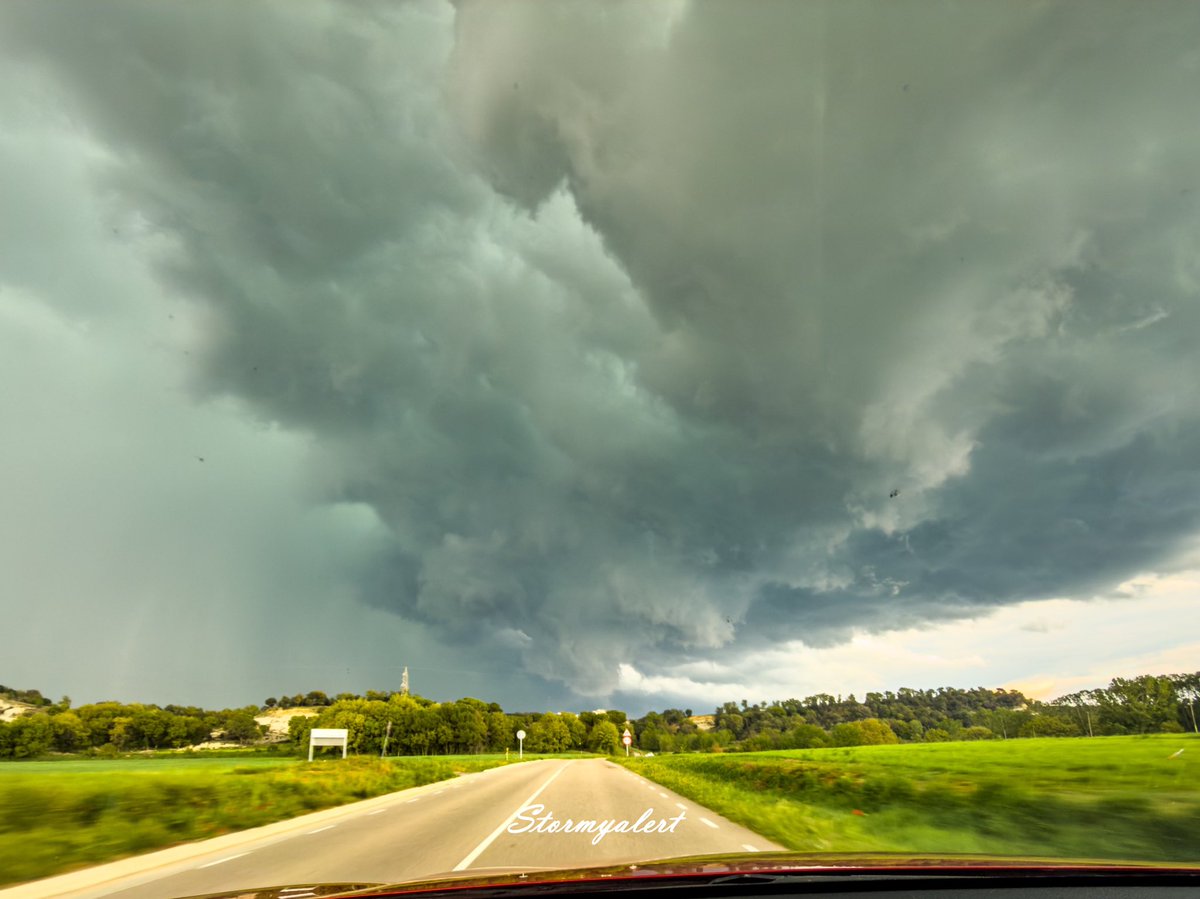 Stormyalert's tweet image. Un par de fotos de la tarde de la caza de tormentas de ayer por el interior de Cataluña.
Tuve suerte de no pillar el granizo, aunque poco me faltó 😅
#euwx #Meteo #Weather