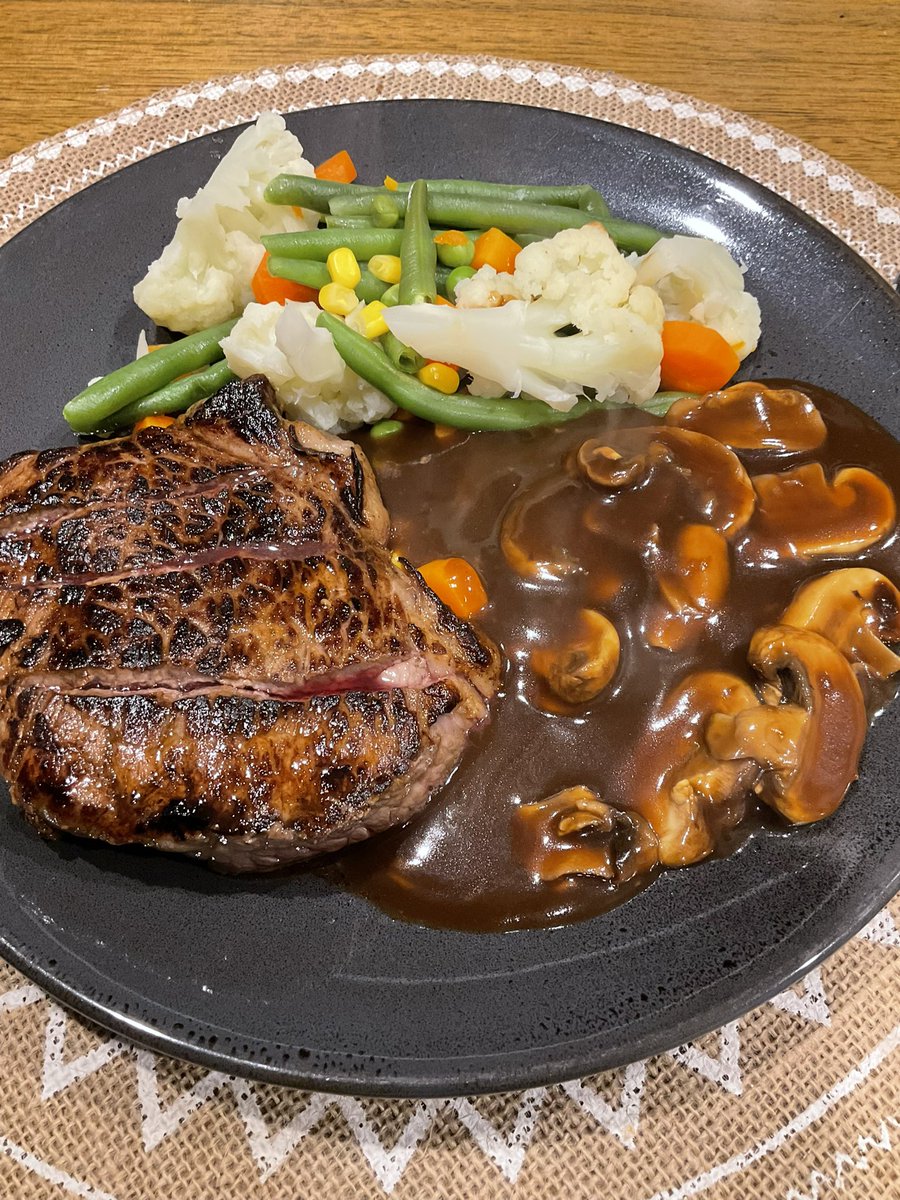 Chan3Judy's tweet image. Wow wee. Home cooked healing. He is one of super duper husband. Dinner by Gaz.  
Rest up guys and enjoy your evening. 
Now time for another Beef #Netflix