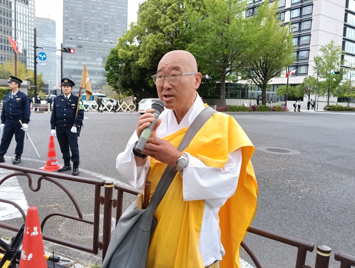 #殺傷武器輸出反対
首相は「国論を二分する」といったが、武器輸出を巡る世論は二分どころではない。反対が圧倒的だ。にもかかわらず輸出を推進するのはとんでもない暴挙だ。
ましてや、かつて国会で決められたことなのに、行政だけで決めるのは言語道断だ。

日本山妙法寺・江上さん