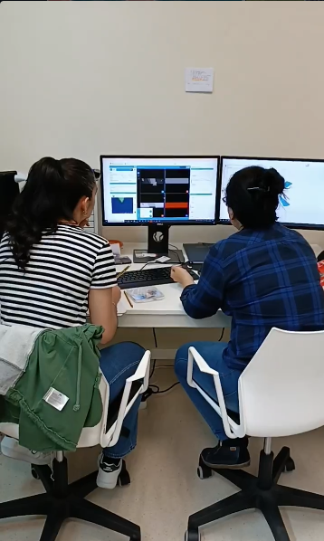 quoptics's tweet image. Inside the lab.

Exploring how light behaves at the nanoscale, one experiment at a time.
From microscopy to data analysis, this is where research happens.
QnanoOptics at UniOvi
@InnovaUniovi @estRSEF_UniOvi 
#nanophotonics #quantumoptics #nanoscience #physicis #science #lablife