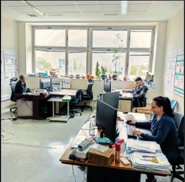 quoptics's tweet image. Inside the lab.

Exploring how light behaves at the nanoscale, one experiment at a time.
From microscopy to data analysis, this is where research happens.
QnanoOptics at UniOvi
@InnovaUniovi @estRSEF_UniOvi 
#nanophotonics #quantumoptics #nanoscience #physicis #science #lablife