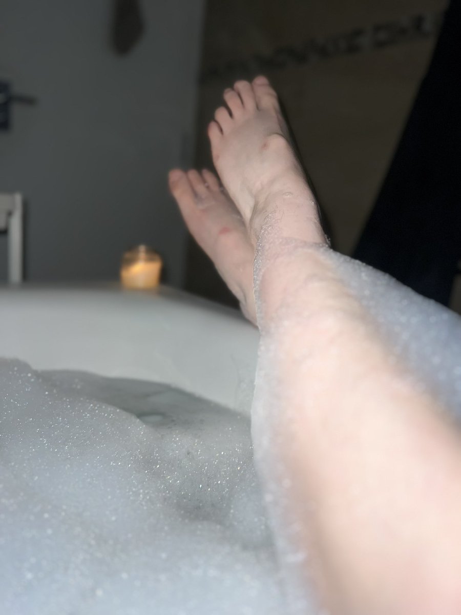 MidnightSoles77's tweet image. Who wants to join me? 🖤

#feetlover #bath #bathing #darkaesthetic #softpower #footdom