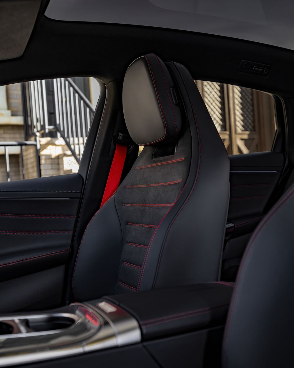 MercedesBenzGR's tweet photo. Σε έναν κόσμο γεμάτο υποσχέσεις, μόνο εκείνη οδηγεί την καινοτομία.
Η νέα, αμιγώς ηλεκτρική C-Class φέρνει μαζί της ό,τι έχει μια Mercedes-Benz: τεχνολογία αιχμής, προηγμένη ψηφιακή εμπειρία και άνεση που σε κάνει να νιώθεις από την πρώτη στιγμή οικεία.

#MercedesBenz #CClass https://t.co/DYuY8KenZ4