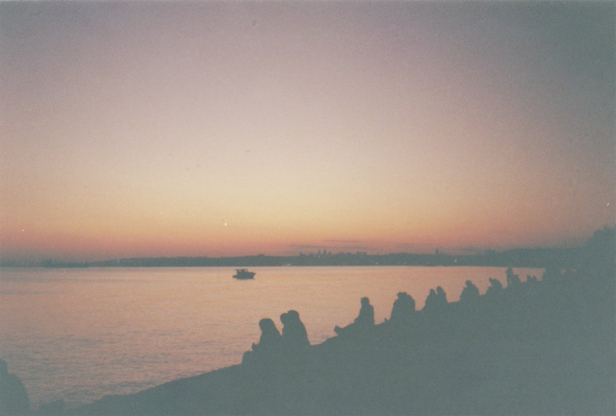 berra_kara7's tweet image. analog filmin tadı başka🎞️ 
baba üzgünüm kızının pahalı hobisi var
#analog #photo