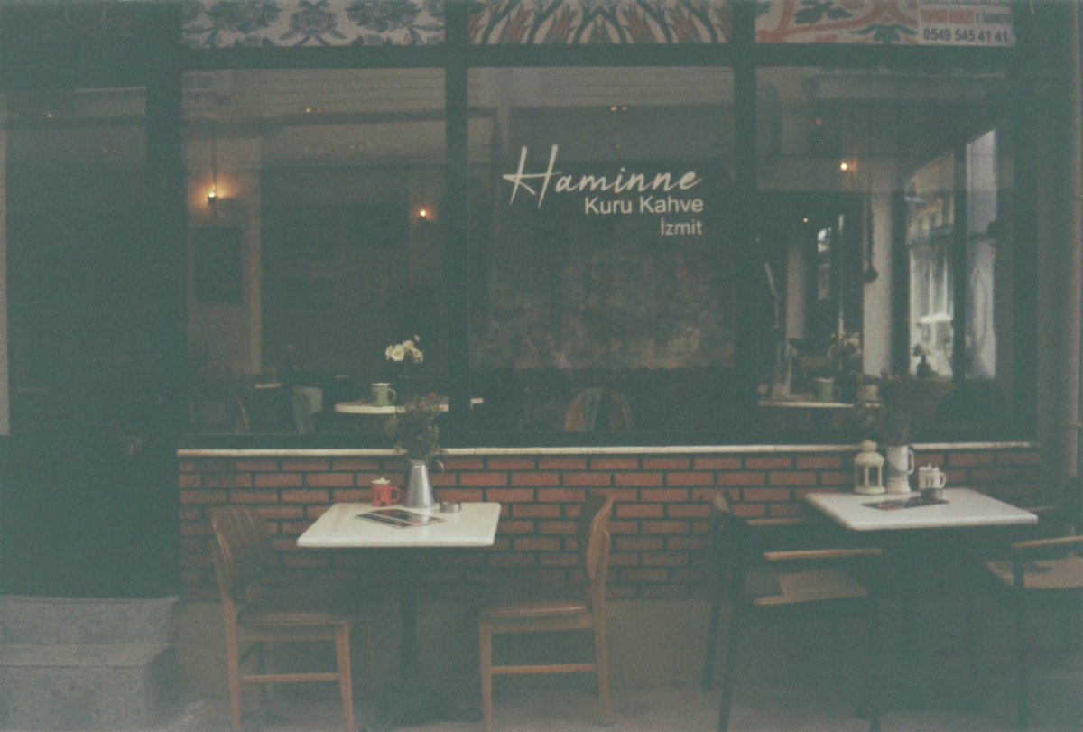 berra_kara7's tweet image. analog filmin tadı başka🎞️ 
baba üzgünüm kızının pahalı hobisi var
#analog #photo