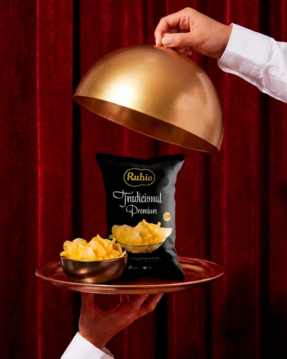patatasrubio's tweet image. El sabor más selecto servido en bandeja: Rubio Tradicional Premium. Una experiencia para quienes buscan la perfección en cada bocado. Un placer reservado solo para paladares Premium. 👑

#patatasrubio #weirdo #snacks #inessence #rubiochips