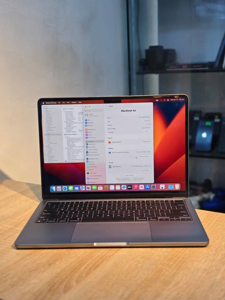 🇺🇸  2022 MacBook Air

M2 Chip || 8gb RAM || 512gb SSD || Keyboard Light || Touch ID || 19 CC || With Original Charger || Space Grey

🏷️: 950K