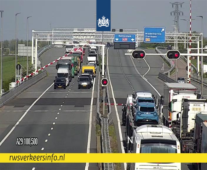 De Volkerakbrug (#A29) is in beide richtingen dicht na een ongeval waarbij een slagboom is geraakt. Collega's zijn onderweg om dit zo snel mogelijk op te lossen. Richting Bergen op Zoom kan je omrijden via de A17, A16, A15 en A58 en vice versa.