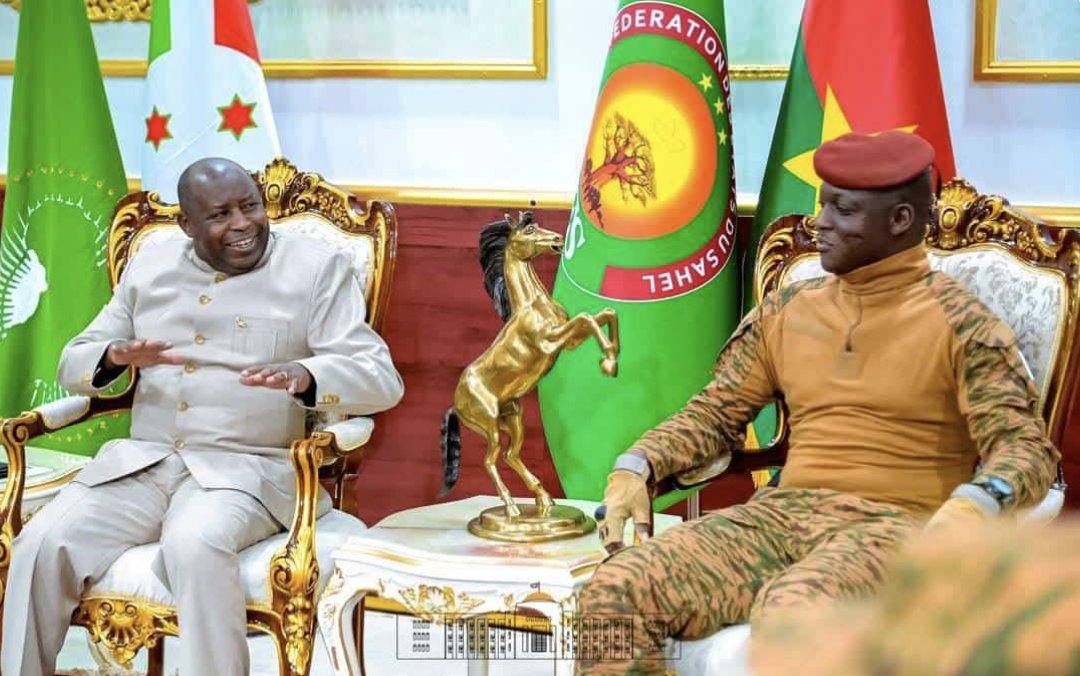 Ikiriho's tweet photo. 🇧🇮🇧🇫Le président burundais à Ouaga

🔴 L’UA tend la main à l’AES, le chapeau de Saponé scelle un symbole d’unité

Le président du #Burundi et président en exercice de l’@_AfricanUnion Évariste Ndayishimiye (@GeneralNeva), également envoyé spécial de l’#UA pour le #Sahel, a effectué ce lundi 20 avril 2026 une visite officielle à #Ouagadougou, au @BurkinaFaso. Accueilli avec les honneurs militaires par le capitaine Ibrahim Traoré (@CapitaineIb226), il a échangé avec les autorités burkinabè sur la sécurité au #Sahel, la lutte contre le terrorisme et la coopération avec la Confédération des États du Sahel (#AES).

Dans un contexte où l’AES -Burkina Faso,#Mali����🇱 et #Niger🇳🇪- affirme sa souveraineté, cette visite envoie un signal fort : préserver le dialogue continental et éviter toute fracture. Les échanges ont insisté sur une coopération pragmatique, ancrée dans les réalités locales et tournée vers un développement endogène.

🔴 Un symbole fort au cœur de la diplomatie

Moment marquant, le président burundais a été coiffé du chapeau de Saponé, emblème du patrimoine mossi, symbole d’hospitalité et de fraternité. Ce geste, hautement diplomatique, a déjà honoré plusieurs dirigeants africains, dont @PaulKagame et @Macky_Sall, illustrant une tradition d’accueil réservée aux hôtes de marque.

Dans une région en recomposition, cette séquence reflète une diplomatie africaine en mutation. Entre affirmation souveraine et recherche d’unité, l’Union africaine tente de jouer le rôle de trait d’union avec le Sahel. À Ouagadougou, le message est clair : l’unité du continent se construit autant par les symboles que par le dialogue.