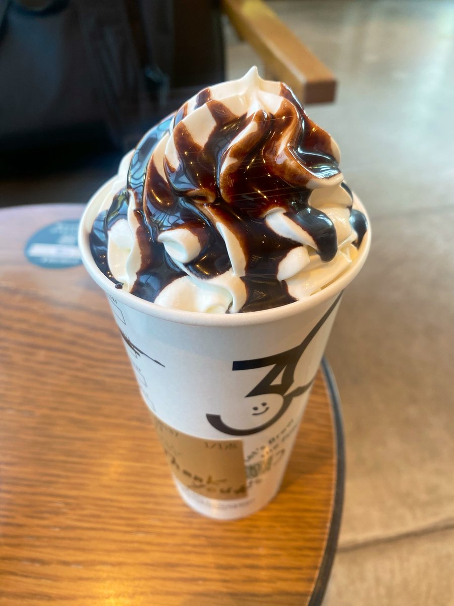 N__plove's tweet image. 最近タリーズからまたスタバに浮気するようになったのだが(永遠にループしてるここ数年)、顔パス通じるとレジで注文せずとも作って貰えます。そして私のレベルに到達すると「蓋なしでいい？いっぱい入るから」と提案されてんこ盛りのこういうの提供してもらえまふ

#スタバ #Starbucks #資格 #勉強垢