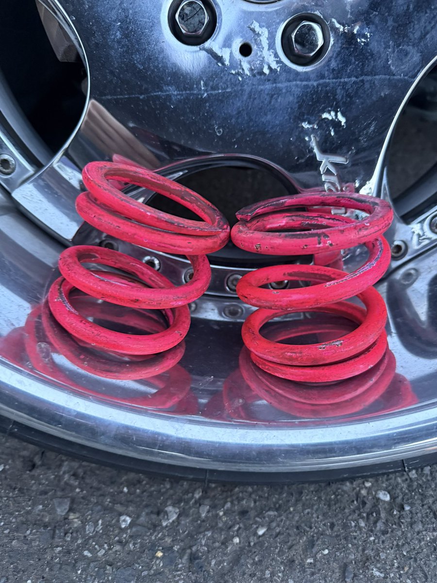 とみそー tweet media