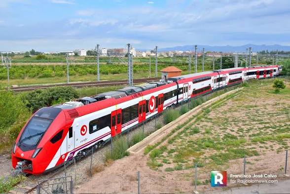 entro_banda's tweet photo. Las nuevas unidades de Cercanías ya están aquí. Fabricadas por Stadler para @Renfe, recupero el hilo de @ChristianMMonge. Voy a recopilar cosas que me parecen interesantes desde nuestra perspectiva, los maquinistas 🚂🧑🏻‍✈️💼 
dentro hilo! ⤵️ https://t.co/o6M1vOU1Uh