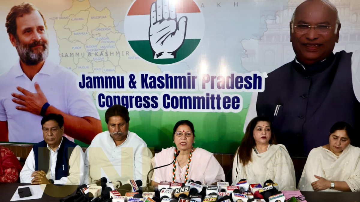 UNI_Photos's tweet image. In Photos | Senior Congress leader and Haryana MLA Geeta Bhukkal, along with JKPCC leaders, addresses a press conference at the party office in Jammu.

📸: Aman Sharma / UNI

@INCIndia | @INCJammuKashmir | @Geetabhukkal | #JammuAndKashmir | #JKPCC | #Congress | #GeetaBhukkal |