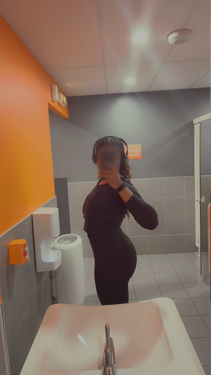 Daisiremoi's tweet photo. Avec quoi tu nettoies la sueur de mon tapis après ma séance ? https://t.co/4KrYAgxgoC