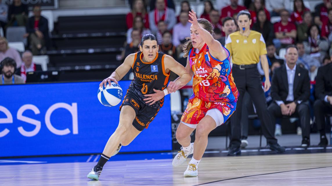 rumore_oficial's tweet photo. 🏀🔥 A qué estar atento este finde en #LFEndesa, guardalo!!

Te lo resumo en un tuit, ya sabes un ❤️, un 🔁y/o un follow me ayuda MOGOLLÓN.

━━━━━━━━━━━━━━━
🏅 4ª PLAZA
➡️ Si Jairis gana los 2 → es 4º ✅
➡️ Si Avenida gana a Gernika + Jairis pierde 1 → Avenida 4º
➡️ Si Avenida pierde → necesita dos derrotas de Jairis para ser 4º🟢
━━━━━━━━━━━━━━━
🎟️ ÚLTIMA PLAZA PLAYOFFS
➡️ Si gana Estepona → dentro ✅
➡️ Estudiantes necesita:
❗ ganar los 2 + ❗ derrota de Estepona

━━━━━━━━━━━━━━━
📊 6º–7º–8º (MUCHO EN JUEGO)
🔵 Ensino
➡️ 75% 6º
➡️ 12,5% 7º
➡️ 12,5% 8º 

🟢 Leganés
➡️ 62,5% 7º
➡️ Puede ser 6º si: pierde Ensino + gana Leganés
➡️ Puede ser 8º si: pierde Leganés + pierde Ensino + gana Estepona

🟡 Estepona
➡️ ❌ No puede ser 6º
➡️ Puede ser 7º si gana + pierde Ensino
➡️ 75% de ser 8º

🔴 Estudiantes
➡️ Si entra en playoffs → sería 8º
━━━━━━━━━━━━━━━
⚠️ DESCENSO
🟢 Araski
➡️ Si gana en Estepona → salvado ✅
⚫ Penya
➡️ Necesita ganar + derrota de Araski
━━━━━━━━━━━━━━━
😴 SIN NADA EN JUEGO
Zaragoza, Girona, Valencia, Ferrol, IDK, La Seu, Gernika

🕒 Partidos que podrían cambiar horario pero que no lo van a hacer
➡️ Zaragoza 🆚 La Seu
➡️ IDK 🆚 Girona

━━━━━━━━━━━━━━━
📅 OJO ENTRESEMANA
🗓️ Miércoles 20:00 → Girona 🆚 Jairis
🗓️ Jueves 20:00 → Estudiantes 🆚 Zaragoza

👀 Puede cambiar TODO este escenario planteado en este tuit

📸 @valenciabasket