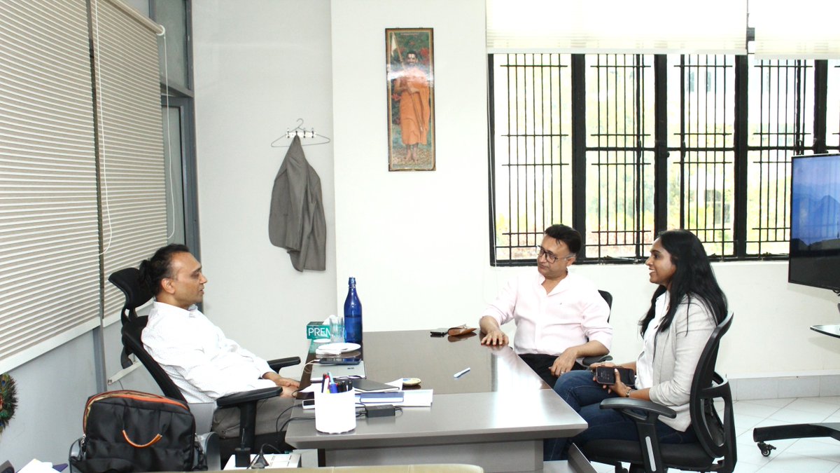 sr_university's tweet photo. SR University signs a strategic MoU with Hamstech, launching the School of Design with B.Des. programs in Fashion & Interior Design—advancing future-ready creative education.
#SRUniversity #SRU #DesignEducation #BDes #FashionDesign #InteriorDesign #CreativeCareers #FutureReady https://t.co/chxdU6mNlj