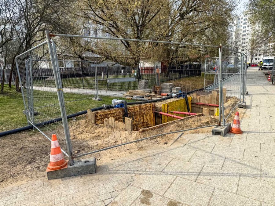 MiastoUrsynow's tweet photo. Ogrodzone fragmenty trawników i chodników straszą przy #Dereniowa, na #Kabaty i na #Natolin. Czym są tajemnicze wykopki? MPWiK: to nie awaria, to kraking…https://t.co/F1dF9Lbtcw https://t.co/KXJ6TWSIw3