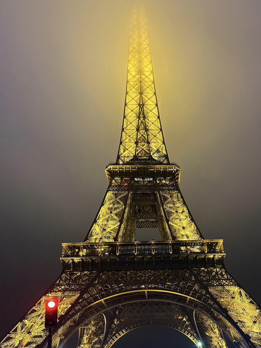 Paris, tour « RAPHAËL » 📍
Samedi soir.