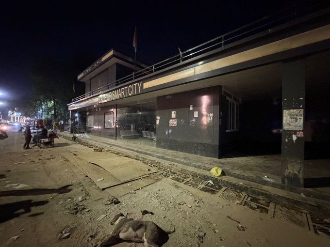 tech_feed2023's tweet image. Smart City Mission or missed opportunity? 🤔

A ₹3 crore bus stop in Kanpur under Smart Cities Mission now looks neglected. Raises questions on quality, execution &amp;amp; accountability. Public funds must deliver real value.

#SmartCity #Kanpur #Infrastructure #India #Governance