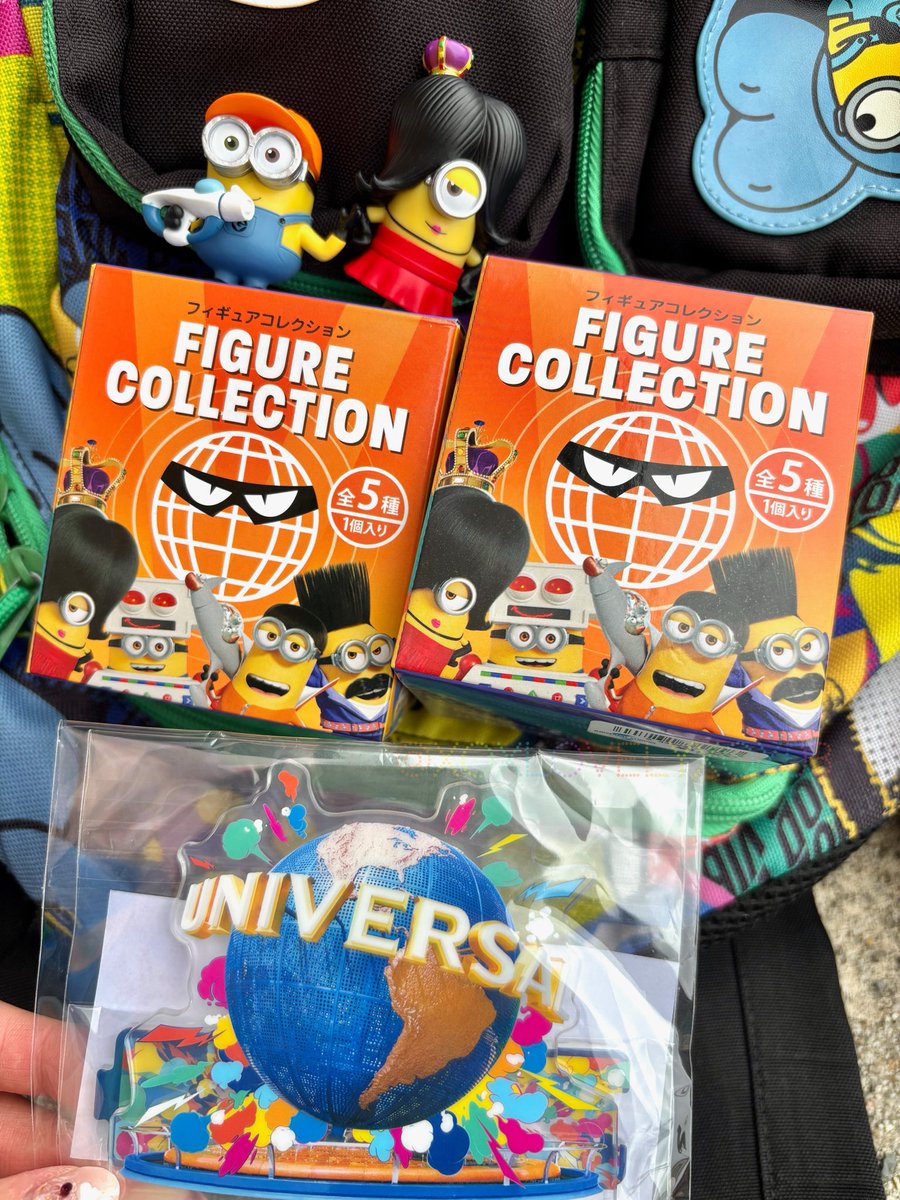 xoxlovelyxox03's tweet image. ノベルティのグローブアクスタが欲しくて、イルミネーション・シアター・ストアでお買い物♪
ミニオンのフィギュアコレクションが先行販売していたので、3500円以上になるように2個購入！(1つ1800円)
スチュ〰︎🙏と願いながら開けたらスチュ出た✨
Happy💛

#USJファン #ミニオン #minions
