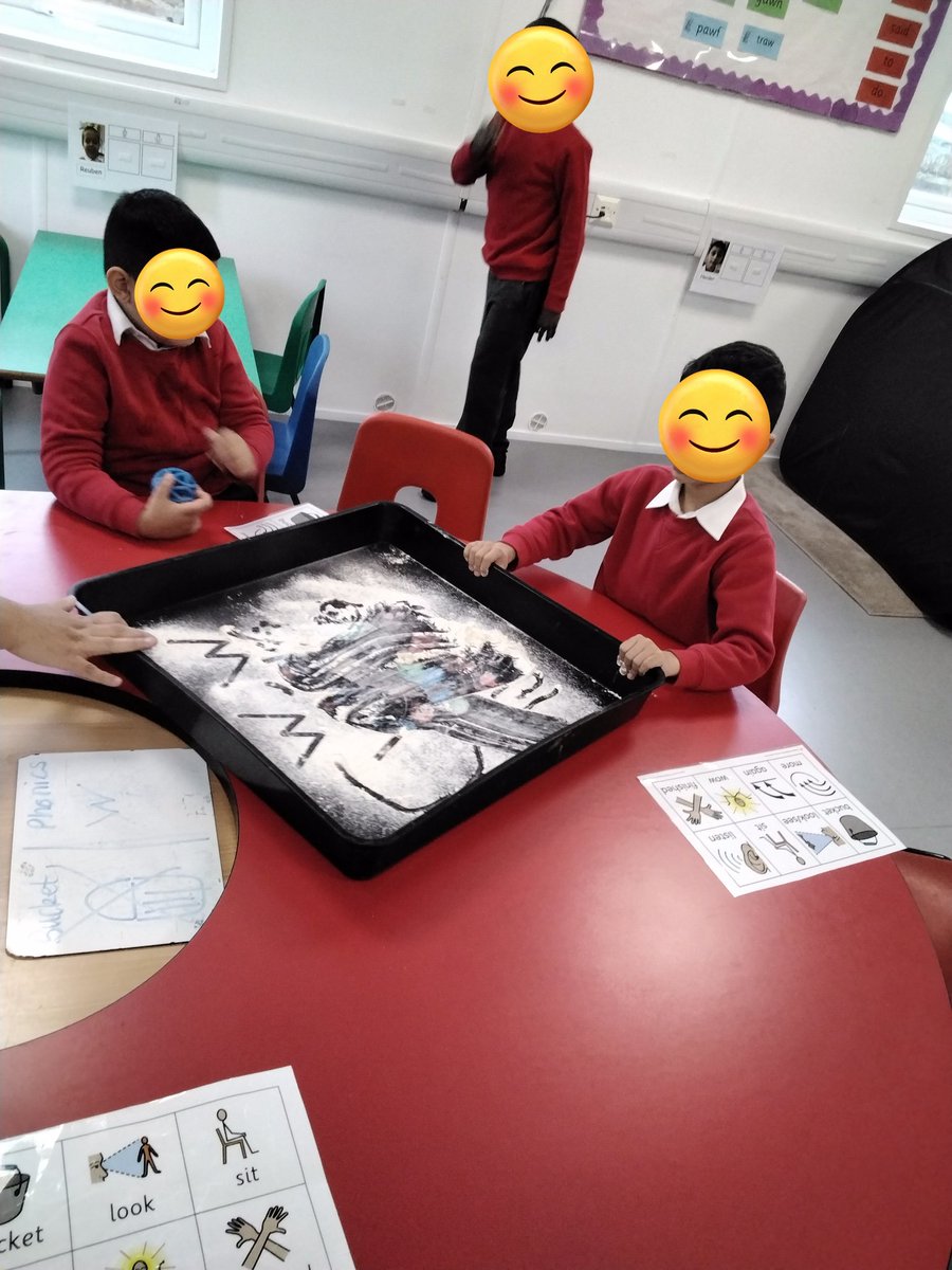 LeighPrimary's tweet image. The children have been practicing writing the 'w' sound for their phonics session. 
#Nest #phonics #sensoryplay #w #writing #finemotor #lifelonglearners #memorymakers