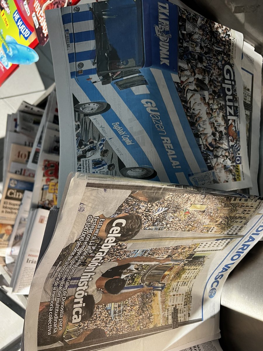 2ta_ku3's tweet photo. サンセバ着弾！
さてと、優勝パレードの新聞は流石に買わないとだな！！
たくさんあるし迷う！ https://t.co/GmFQRRBFrv