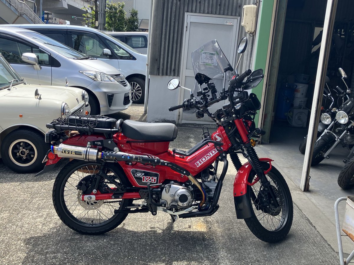 Monky4mini's tweet photo. ハンターカブのお客様です。以前はカスタムモンキーを２台持っていたのですが、１台手放して代わりにハンターカブにしました。残ってるモンキーは10インチコンプリートマシンなので、ハンターカブはあまりいろいろ付けるつもりはなかったのですが、けっこういろんなパーツがついちゃってますね https://t.co/kN9N96QnAu