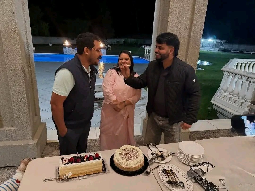 अमेरिका में अपनी शादी की सालगिरह को सेलिब्रेट करते हुए सांसद चन्द्रशेखर आजाद 🎉❤️