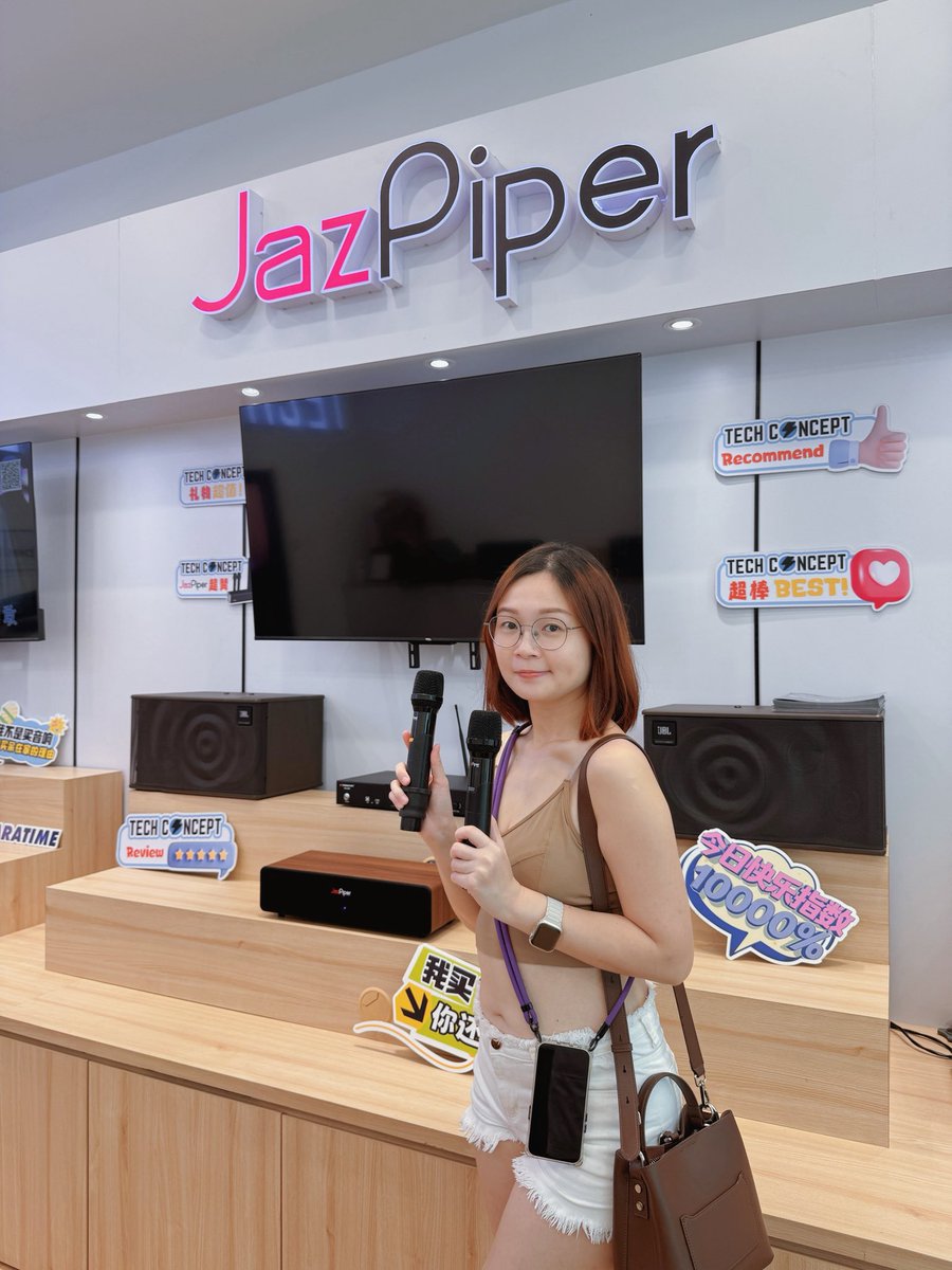 daddynshane's tweet photo. Kalau nak upgrade rumah jadi tempat karaoke sendiri 🎶 memang best bila boleh test dulu sound &amp; feel dia. Setup cun, terus boleh buat mini party kat rumah 🥳 siap enjoy movie &amp; music sekali! #KaraokeRumah #HiburanDiRumah #SantaiWeekend https://t.co/hVaCz5GCUs