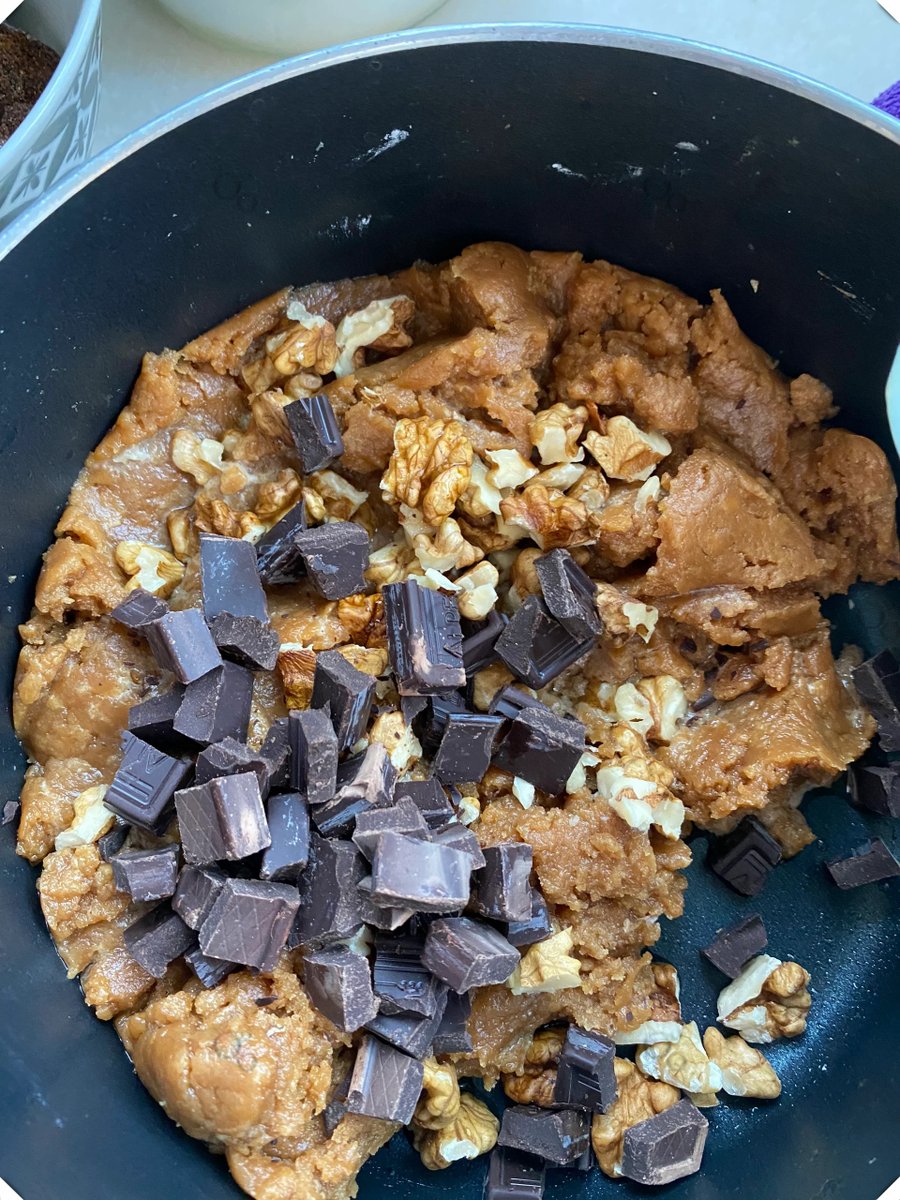 SukarnoAmm87427's tweet image. Bake your own warm chocolate chip cookies today! Crispy edges, gooey centers—simple recipe, big joy.  #HomeBaking #BakingFun