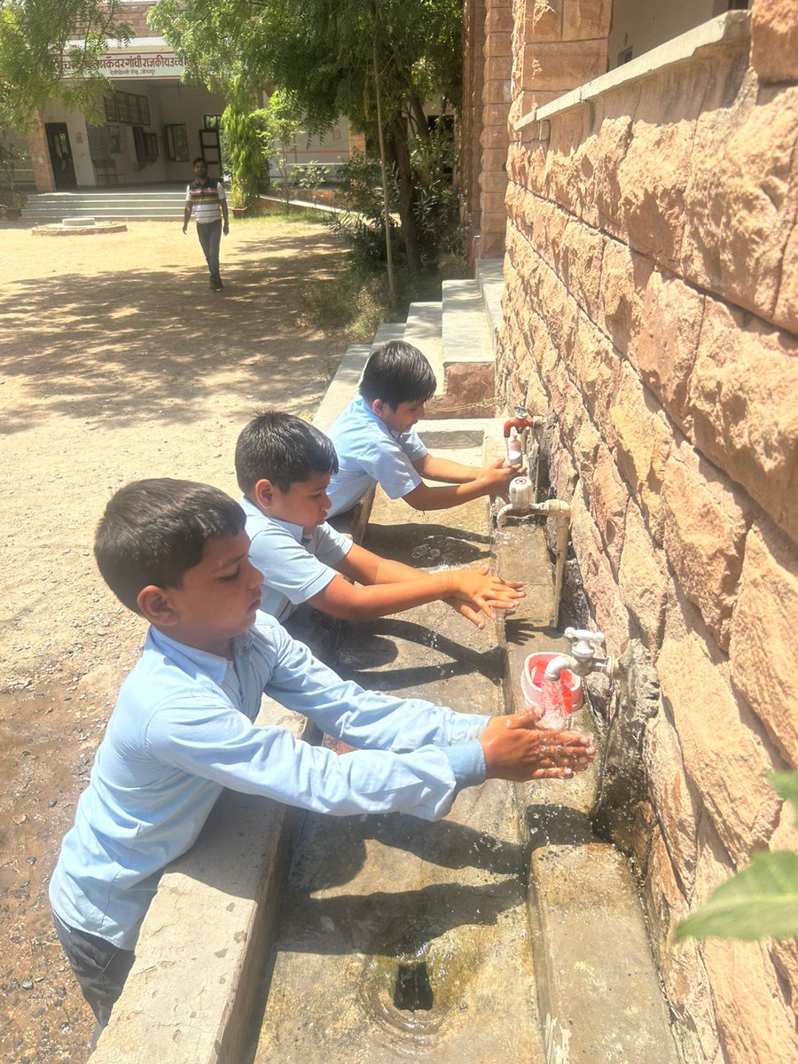 JodhpurMC_'s tweet image. स्वच्छता के प्रति जागरूक बचपन ||

नगर निगम जोधपुर और 92.7 BIG FM  द्वारा विद्यालयों में #MeraSwachhJodhpur अभियान के अंतर्गत बच्चों को #HandWashing की #Swachhadat के प्रति जागरूक किया गया |    #SwachhBharat 

@narendramodi | @PMOIndia |  @RajCMO @BhajanlalBjp | @mlkhattar