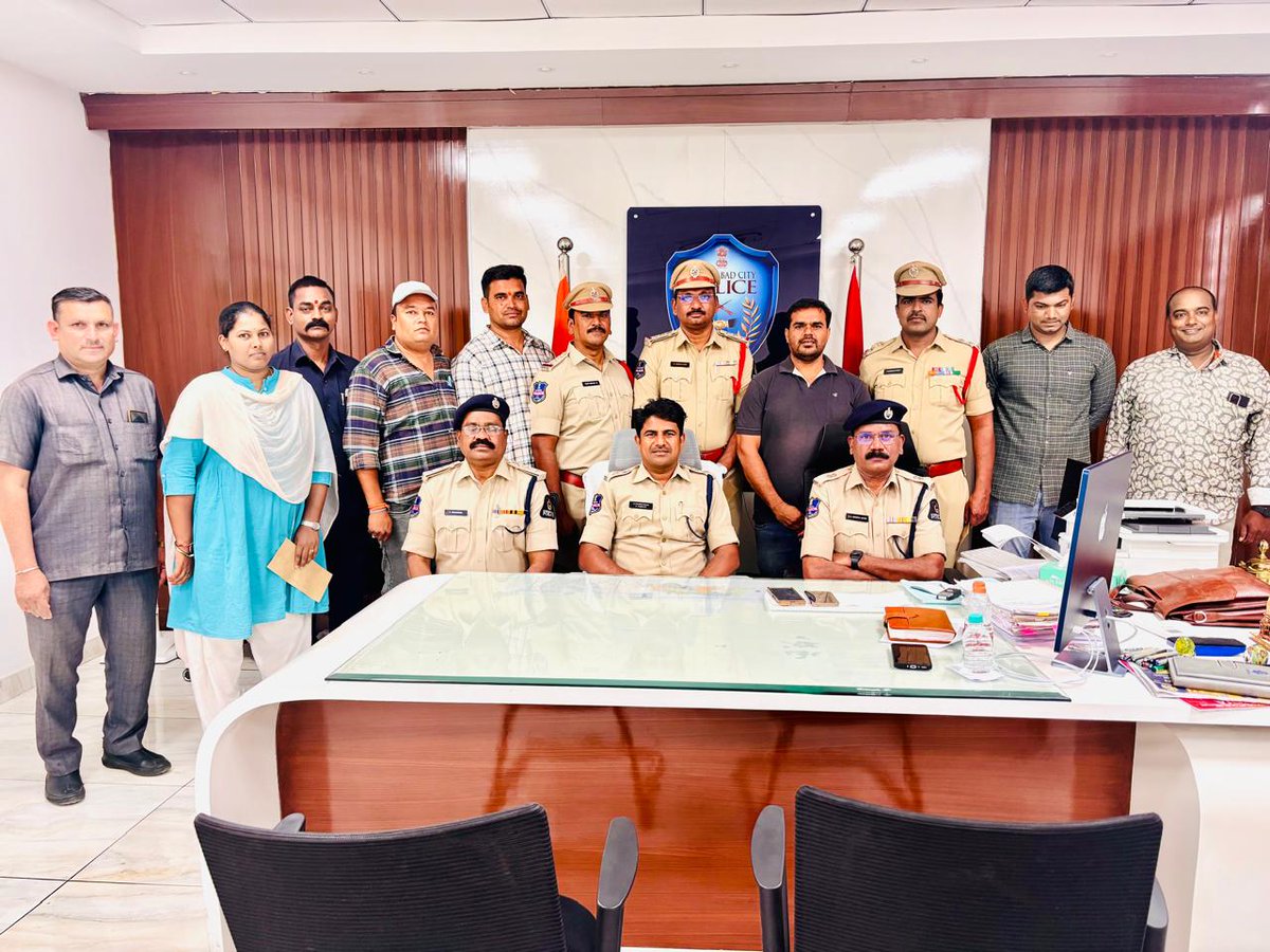 NewsMeter_In's tweet image. #Hyderabad:

#AfzalgunjPolice crack #bus #theftcase, recover 17 tulas of stolen #gold

A #repeatoffender who allegedly stole gold ornaments from a sleeping #passenger aboard a private bus from #Anantapur to #Hyderabad has been arrested by Afzalgunj Police.

Police recovered 17