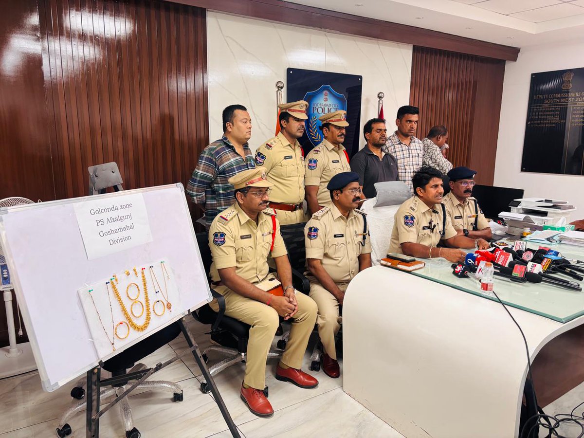 NewsMeter_In's tweet image. #Hyderabad:

#AfzalgunjPolice crack #bus #theftcase, recover 17 tulas of stolen #gold

A #repeatoffender who allegedly stole gold ornaments from a sleeping #passenger aboard a private bus from #Anantapur to #Hyderabad has been arrested by Afzalgunj Police.

Police recovered 17