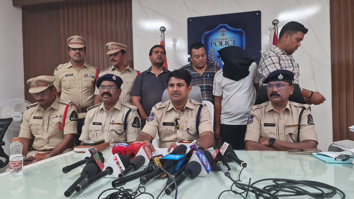 NewsMeter_In's tweet image. #Hyderabad:

#AfzalgunjPolice crack #bus #theftcase, recover 17 tulas of stolen #gold

A #repeatoffender who allegedly stole gold ornaments from a sleeping #passenger aboard a private bus from #Anantapur to #Hyderabad has been arrested by Afzalgunj Police.

Police recovered 17