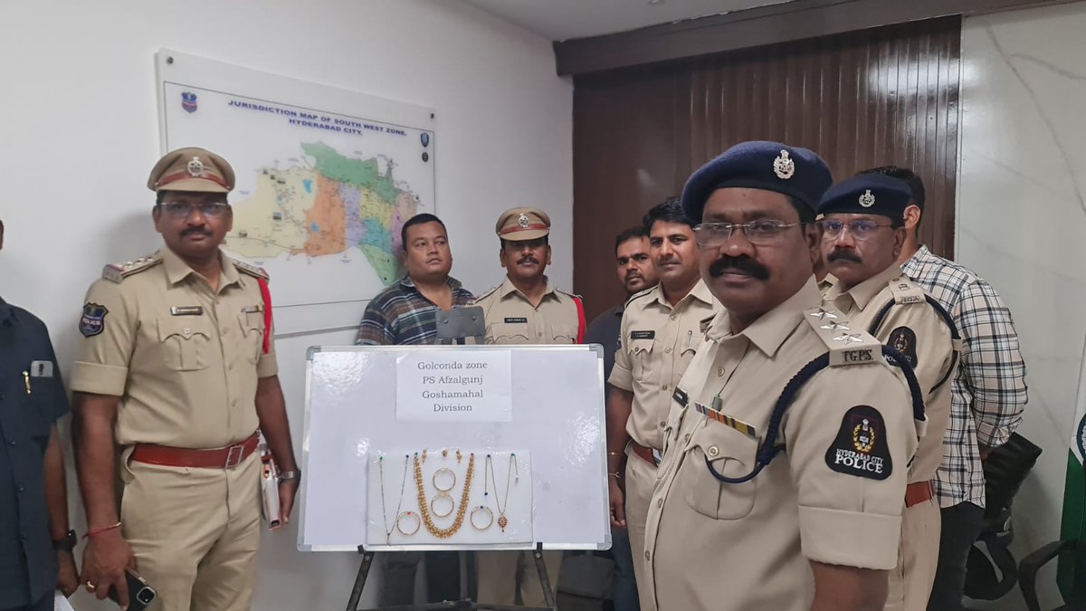 NewsMeter_In's tweet image. #Hyderabad:

#AfzalgunjPolice crack #bus #theftcase, recover 17 tulas of stolen #gold

A #repeatoffender who allegedly stole gold ornaments from a sleeping #passenger aboard a private bus from #Anantapur to #Hyderabad has been arrested by Afzalgunj Police.

Police recovered 17