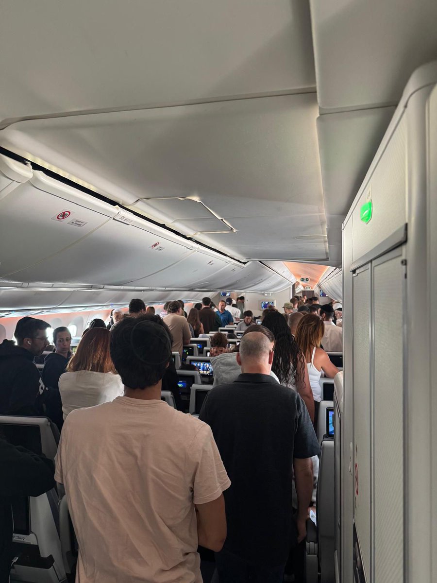 AviationNewsIL's tweet image. 🇮🇱💔🕯️ On #Israel’s #Memorial Day for Fallen Soldiers and Victims of Terrorism, @EL_AL_ISRAEL @ELALUSA honors the memory of the fallen.

On all #ElAl flights, both in the air and on the ground, passengers and crew stood in remembrance.

May their memory be a blessing🙏🏽