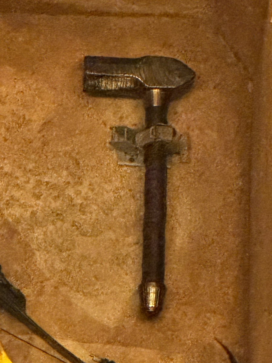 LBeskar's tweet image. Uno de los mazos del campanero de #Andor está en la tienda de antigüedades de Dok-Ondar en #StarWars Galaxy's Edge